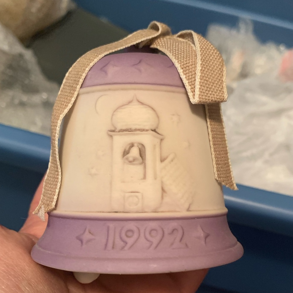 Goebel Hummel 1992 annual Christmas bell ornament
